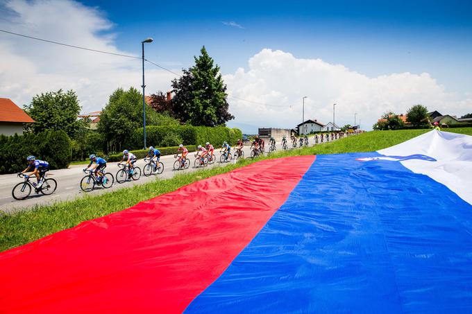 Slovenska zastava in pokrajina sta šli v svet. | Foto: Vid Ponikvar