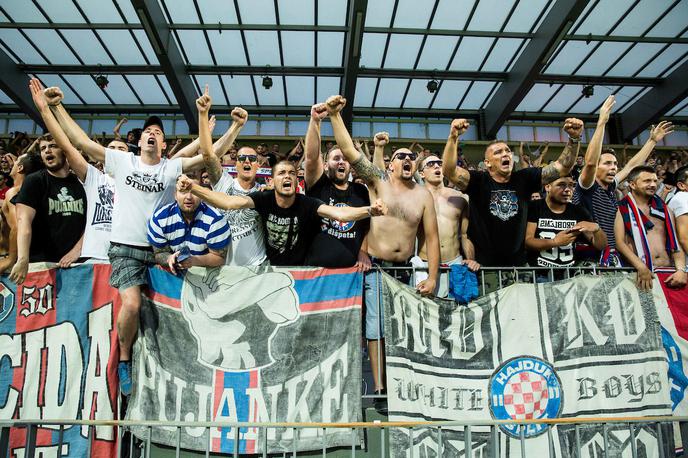 Torcida Split | Tako je bilo na Bonifiki leta 2015, ko sta se Koper in Hajduk pomerila na evropski tekmi, na Bonifiki pa je bilo ogromno hrvaških navijačev. Kanarčki so takrat zmagali s 3:2, a nato na povratni tekmi na Poljudu izgubili z 1:4 in izpadli. | Foto Vid Ponikvar