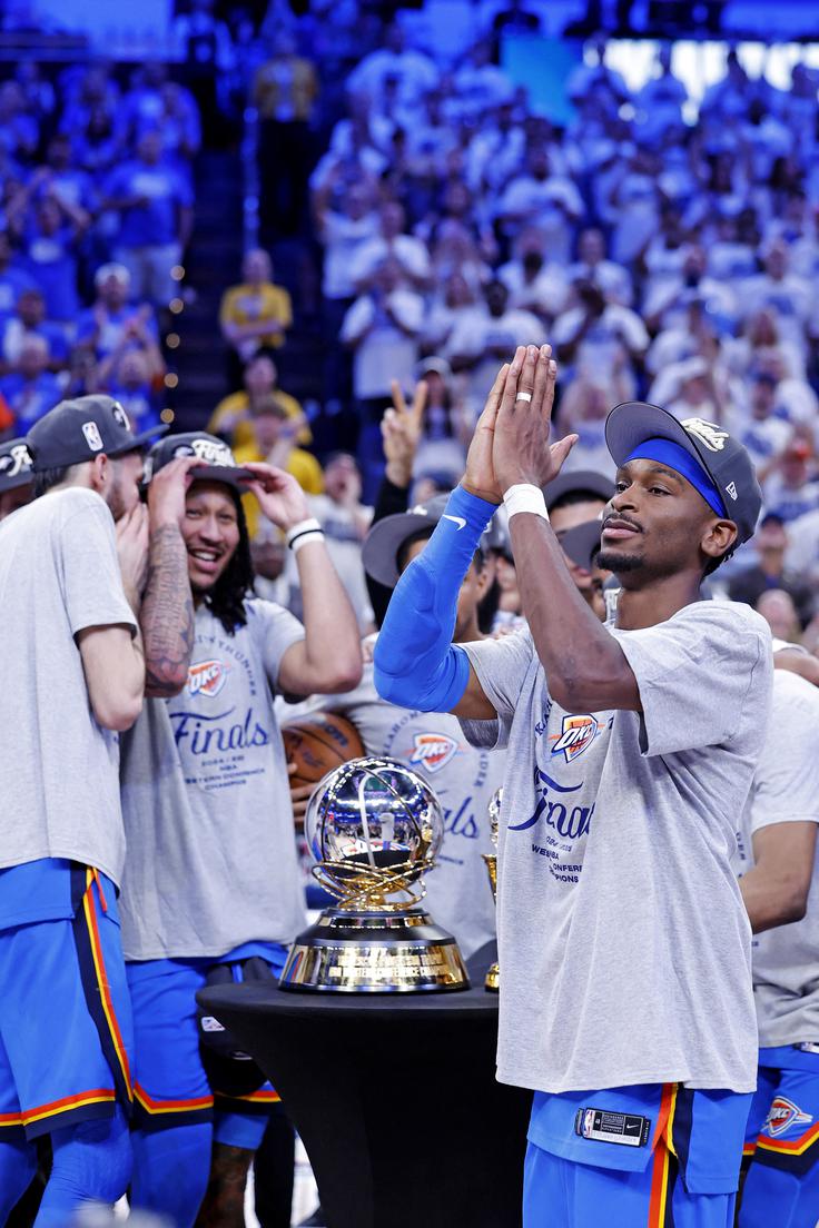 Shai Gilgeous-Alexander lahko postane prvi košarkar po letu 2000, ki bi bil v isti sezoni najboljši strelec lige NBA, hkrati pa bi osvojil tudi naslov prvaka. | Foto: Reuters
