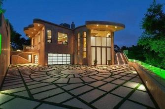 Rihanna z novo palačo za devet milijonov evrov