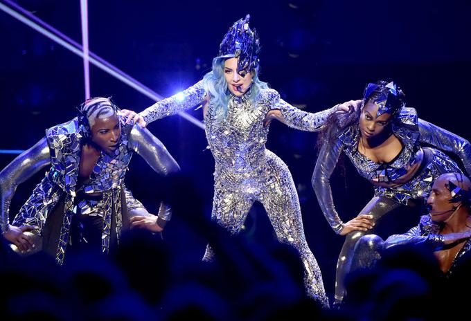Lady Gaga je večer pred slovitim Super Bowlom nastopila v Miamiju. | Foto: Getty Images