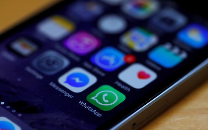 Facebookova lastna aplikacija za hipno sporočanje je zavzela drugo mesto, WhatsApp, za katerega je podjetje Facebook pred petimi leti odštelo 19 milijard ameriških dolarjev, pa tretje mesto najpogosteje prenesenih mobilnih aplikacij v zadnjem desetletju. | Foto: Reuters