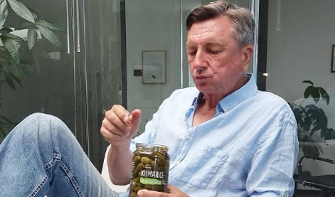 Ker naj bi bil čas kislih kumaric, si jih je privoščil tudi Pahor