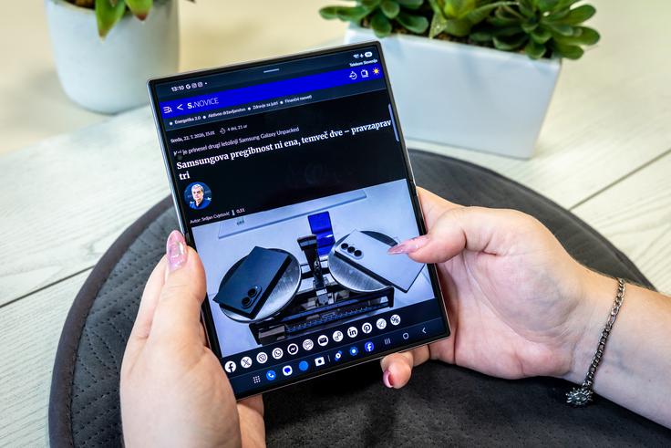 V navpičnem položaju je zunanji zaslon pregibnega pametnega telefona Samsung Galaxy Z Fold8 primeren predvsem za branje spletnih strani, daljših besedil in e-knjig. | Foto: Bojan Puhek