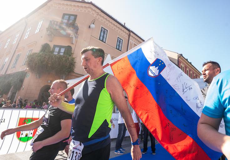 Ljubljanskega maratona tudi tokrat ni izpustil predsednik Borut Pahor. "Žene me sreča, saj so redki trenutki tako lepi, polni energije, pozitivnosti, ljudskega navdušenja. Nisem si mislil, da bom prišel v cilj, saj imam poškodovano stopalo in sem danes prvič tekel po polovici leta oziroma sem vmes tekel le enkrat. Bil sem presenečen, da sem prišel v cilj, in to niti ne s tako slabim časom, tako da tek je tudi v glavi," je bil zadovoljen Pahor. | Foto: Matic Ritonja/Sportida