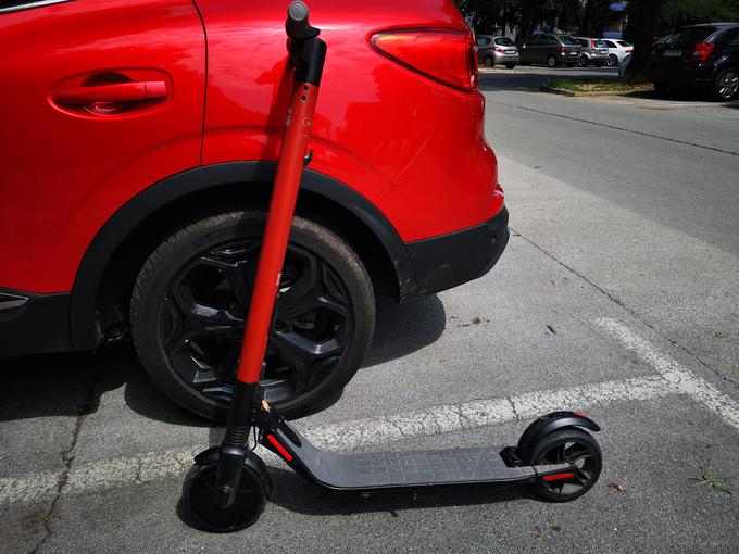 Električni skiro je relativno velik, tako je videti postavljen ob srednje velik športni terenec (renault kadjar). Dimenzije – sestavljen: 102 x 43 x 113 cm, zložen: 113 x 43 x 40 cm | Foto: Gregor Pavšič