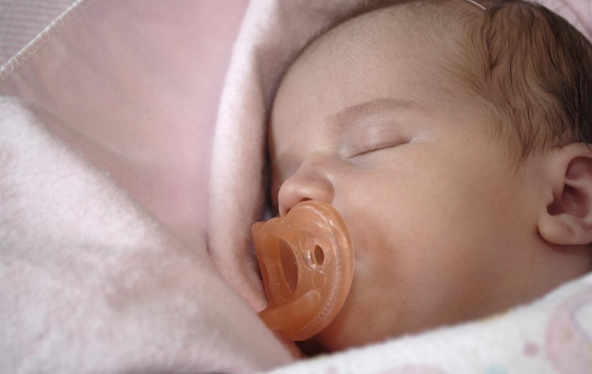 Dojenček z dudo | Testi v tujini so potrdili slovenske rezultate. Fotografija je simbolična.  | Foto Shutterstock