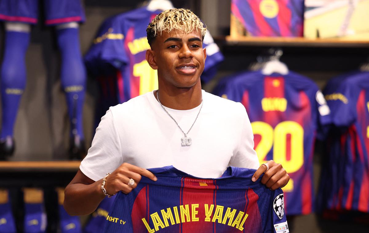 Lamine Yamal FC Barcelona | Lamine Yamal z velikim nasmehom po novi pogodbi in prejemu dresa s številko 10. | Foto Reuters