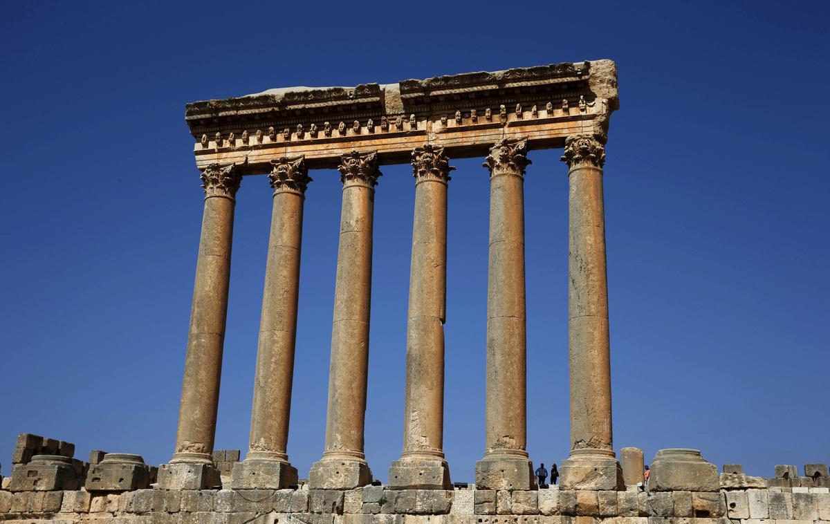 Tempelj boga Jupitra v Libanonu | Ruševine templja rimskega boga Jupitra, ki je bil zgrajen v današnjem Libanonu. Izvirna oblika imena Jupiter v latinščini je bila Dyeuspater, kar pomeni Nebeški oče. | Foto Guliverimage