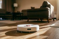 Z robotskim sesalnikom zasačil nezvesto ženo in zato končal v zaporu