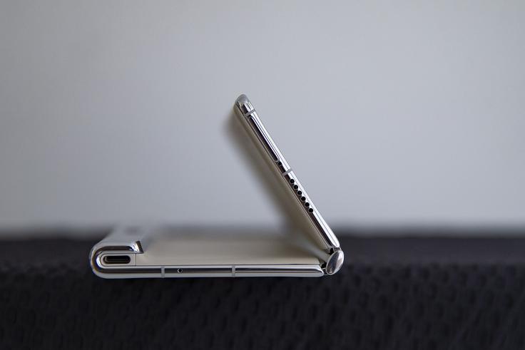 Huawei Mate Xs2 je lahek in tenek za pregibneža. Njegova debelina, ko je odprt, ne dosega niti 5,5 milimetra, ko je odprt, pa meri 11,1 milimetra.  | Foto: Ana Kovač