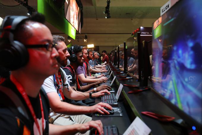 Igralci v povprečju tedensko porabijo osem ur za igranje računalniških in spletnih iger.  | Foto: Reuters