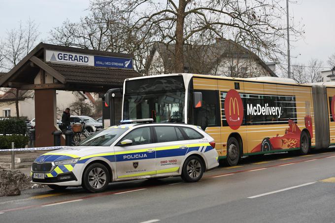 Na srečo so izjemno hitro do avtobusa pripeljali policija in reševalci. | Foto: Ana Kovač