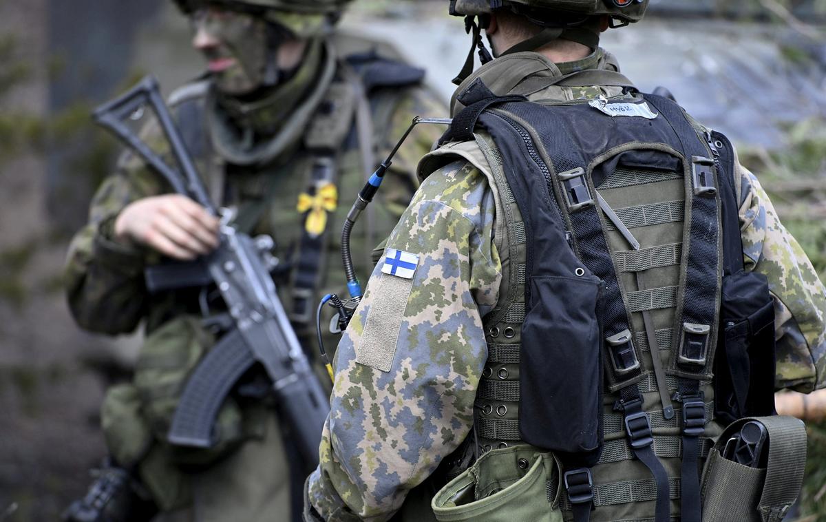 finska vojska | Generalni sekretar Nata Jens Stoltenberg je danes pozdravil podporo finskih voditeljev pridružitvi Finske vojaškemu zavezništvu in dejal, da bi morebitni postopek vstopa v Nato potekal "gladko in hitro". | Foto Reuters