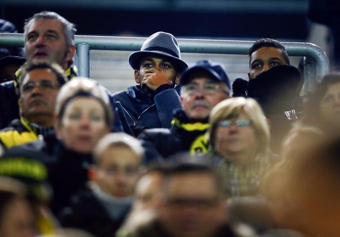 Pierre-Emerick Aubameyang si je moral sredino tekmo v Dortmundu ogledati s tribun. | Foto: Reuters