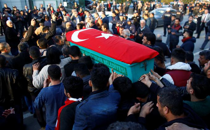 V čezmejnih obstreljevanjih iz Sirije je bilo v Turčiji doslej ubitih že sedem civilistov. | Foto: Reuters