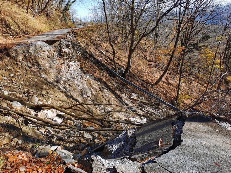 Zemeljski plaz je odnesel del občinske ceste Lig–Vrhovlje, ki po slikovitem grebenu povezuje občini Kanal ob Soči in Brda. | Foto: STA