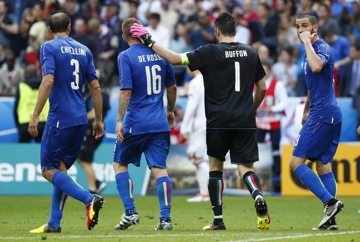 S kapetanskim trakom pomaga mlajšim soigralcem tako v izbrani vrsti kot tudi pri Juventusu. | Foto: Reuters