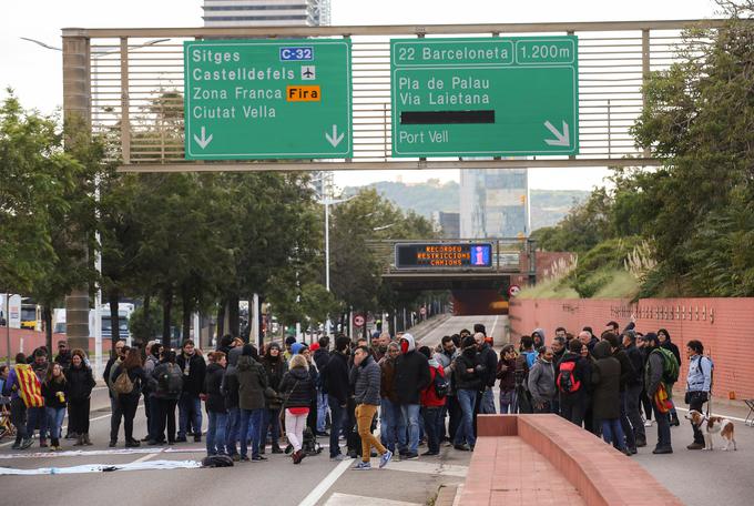 Dostop do Barcelone je zaradi protestnikov močno otežen. | Foto: Reuters