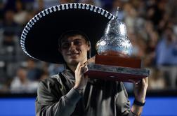 Cobolli do tretjega naslova, Medvedjevu Dubaj brez boja