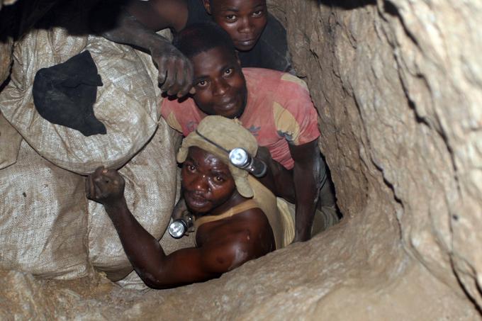 Mnogo kongoških rudarjev kobalta zboli za boleznimi dihal, ki so posledica vdihavanja prahu, delcev rudnin in občasno tudi nevarnih plinov.  | Foto: Reuters