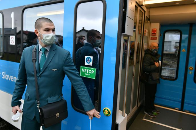 Sprevodnik na vlaku za Kočevje | V javnem potniškem prometu je še naprej treba izpolnjevati pogoj PCT in uporabljati zaščitno masko. | Foto STA