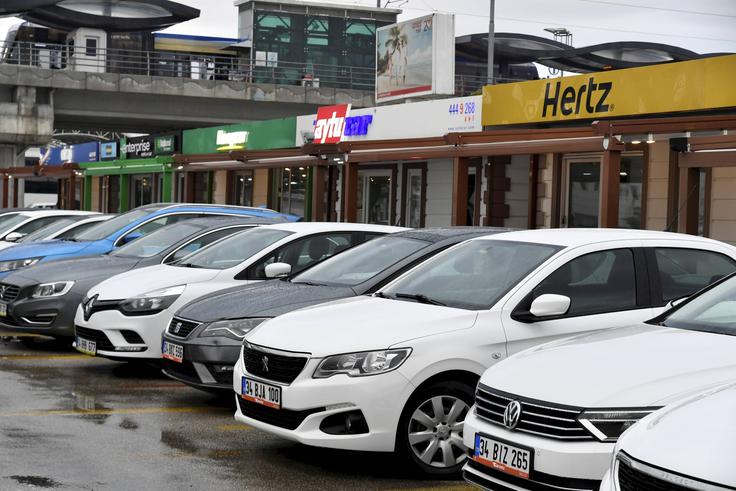 Vredno je spremljati ponudbe in iskati najcenejše opcije. To vzame kar nekaj časa, a prihranek je lahko tudi več kot polovičen. | Foto: AP / Guliverimage
