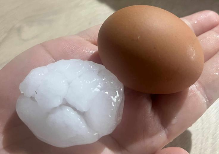  V Stanjevcih in Gornjih Petrovcih je toča dosegla velikost kokošjega jajca. | Foto: Meteoinfo / Facebook