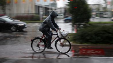 Močni nalivi zajeli državo, meteorologi in geologi izdali opozorila #video