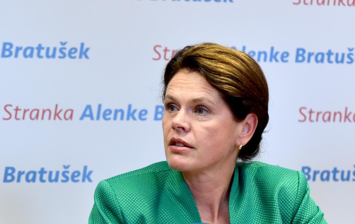 Alenka Bratušek | Radi bi, da se upokojencem zagotovi tisto, kar jim po naši oceni pripada, je poudarila predsednica SAB Alenka Bratušek. | Foto STA