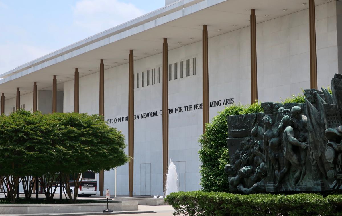 John F. Kennedy Center Opera House | Operna hiša je eden od gledaliških prostorov Kennedyjevega centra in ima 2.400 sedežev. Trump je v proračunu za leto 2026 šestkratno povišal sredstva za Kennedyjev center na skoraj 257 milijonov dolarjev, kar je pri demokratih sprožilo kritike, republikanci pa se čudijo, kaj se pritožujejo, saj nenehno zahtevajo povečanje porabe za kulturo. | Foto Shutterstock