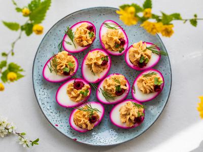 Imamo recept za viralna rožnata polnjena jajca, ki bodo navdušila vse