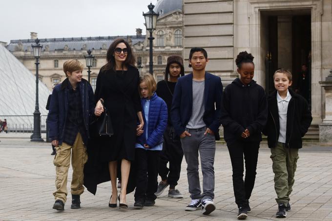 ... in naslednji dan v elegantni črnini z otroki med obiskom muzeja Louvre. | Foto: Cover Images