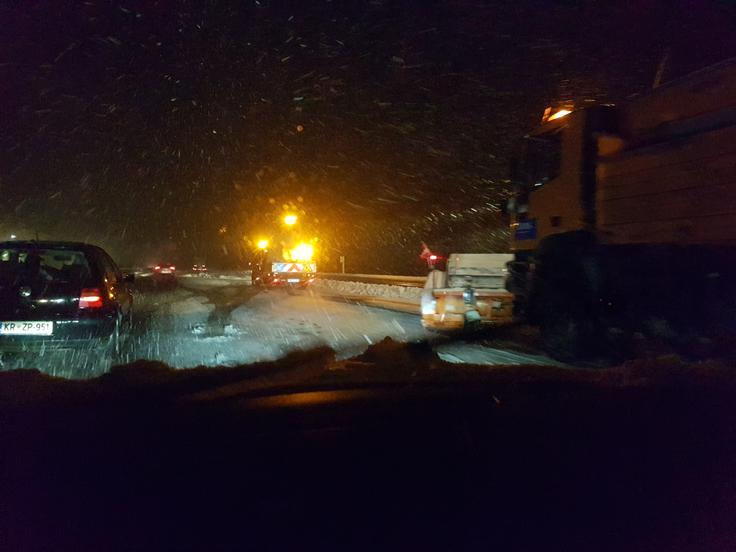 Na Karteljevskem klancu na dolenjski avtocesti so se vozniki pozno popoldne premikali po polžje. | Foto: Jure Gregorčič