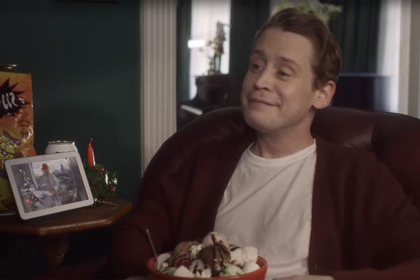 Macaulay Culkin znova posnel legendarne prizore iz filma Sam doma #video