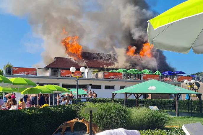 Požar v Aqualuni | Po poročanju hrvaškega portala 24sata naj bi bila za požar kriva eksplozija v kuhinji. | Foto Petra Pregl