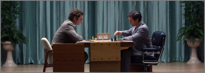 Biografska drama Edwarda Zwicka (Poslednji samuraj, Krvavi diamant) o kariernem podvigu največjega ameriškega šahovskega mojstra Bobbyja Fisherja (Tobey Maguire). Ta je na vrhuncu hladne vojne z zmago proti svetovnemu šahovskemu prvaku Borisu Spaskimu (Liev Schreiber) končal 24-letno sovjetsko prevlado v šahu.

 | Foto: 