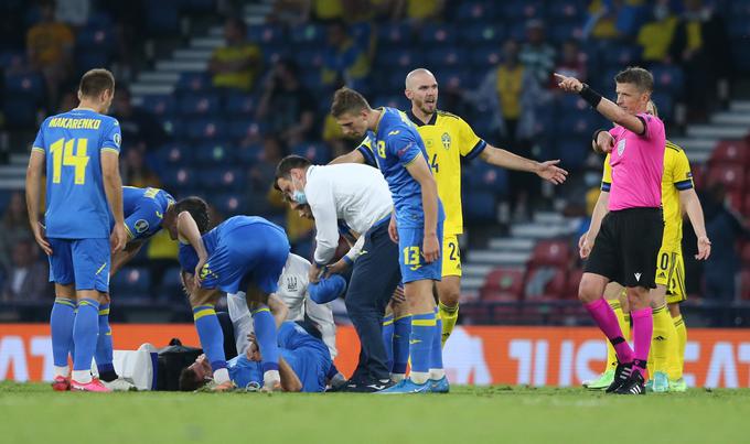 Rezervist Argtem Besedin je moral zaradi poškodbe kolena zapustiti igrišče le nekaj minut po vstopu v igro. | Foto: Reuters