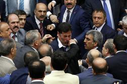 Hud pretep v turškem parlamentu. Ranjenih več poslancev.