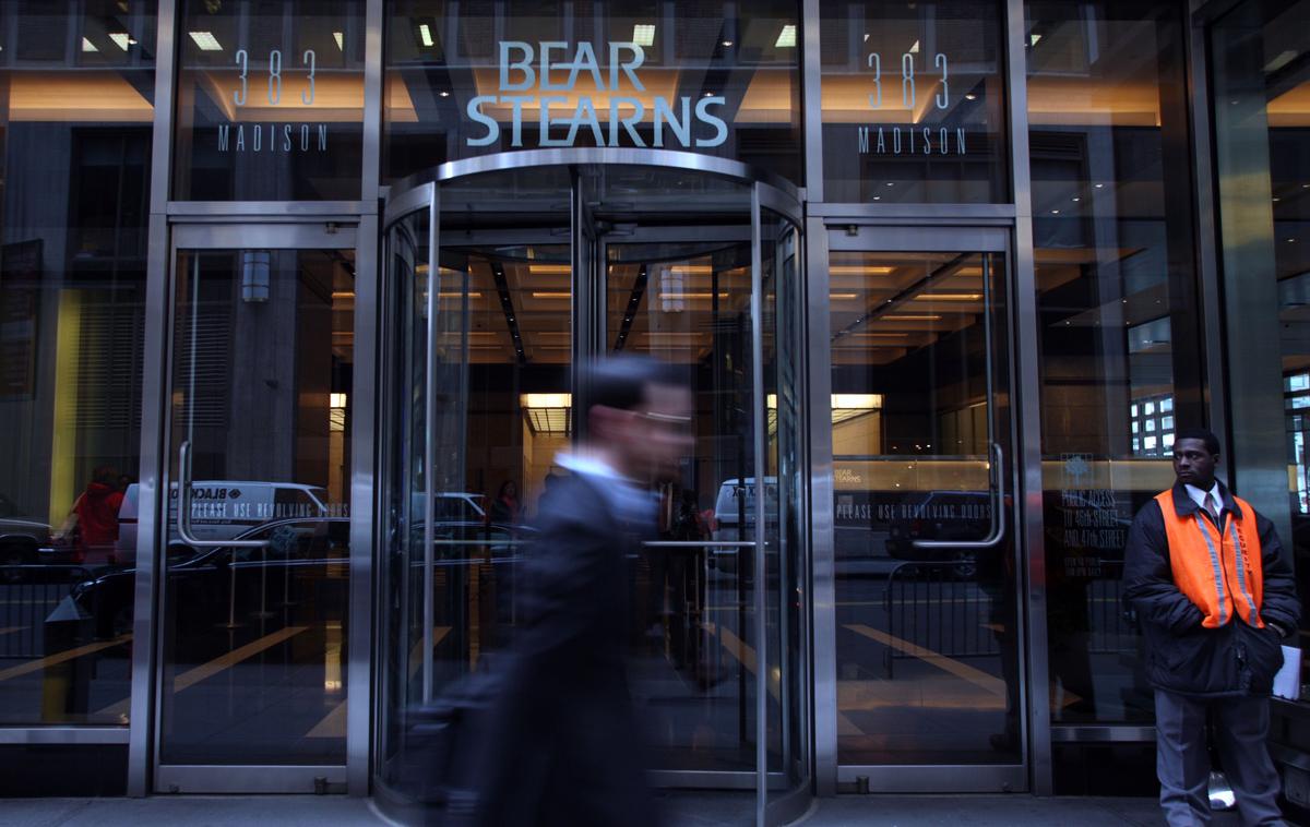 Bear Stearns | Če bi banki Bear Stearns dovolili, da bankrotira, bi to povzročilo kaos na finančnih trgih v ZDA, so odločitev za reševanje banke s 30 milijardami dolarjev takrat utemeljili pri ameriški centralni banki. Namesto tega je šest mesecev pozneje bankrotirala banka Lehman Brothers in v finančno črno luknjo zvlekla ves svet. | Foto Guliver Image