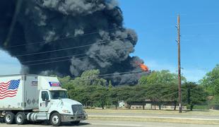Po več eksplozijah silovit požar v kemični tovarni, bojijo se okoljske katastrofe #video