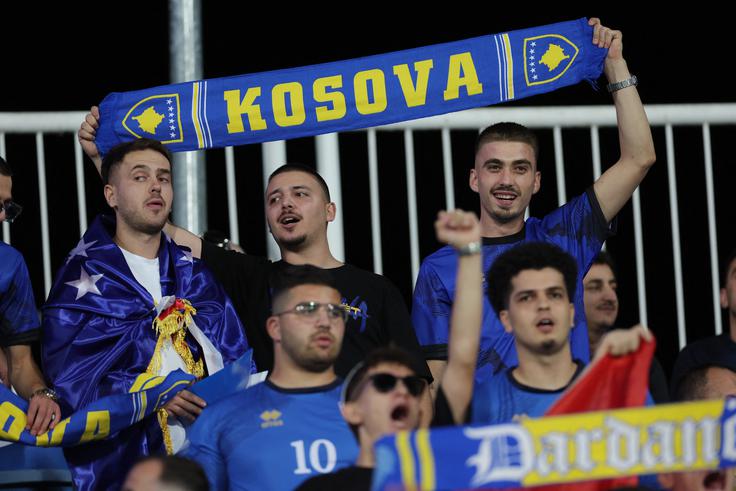 Navijači Kosova bodo v petek napolnili stadion, poimenovanem po nekdanjem vrhunskem napadalcu, pozneje pa predsedniku zveze Fadilu Vokkriju. | Foto: Reuters