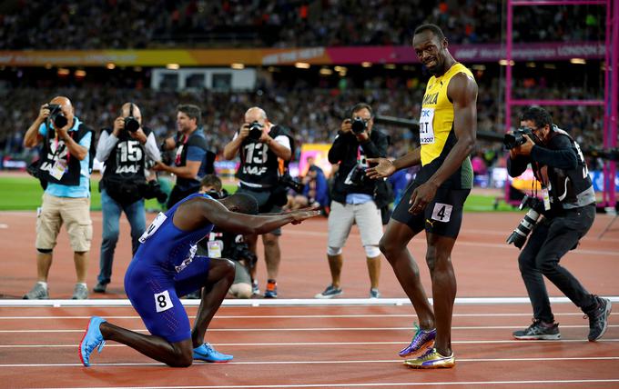 Ameriški šprinter Justin Gatlin se klanja brazilski streli Usainu Boltu. Fotografija je nastala na letošnjem svetovnem atletskem prvenstvu v Londonu, kjer je Bolt nastopil še zadnjič v karieri in utrpel boleč poraz proti Gatlinu. V teku na 100 metrov je bil šele tretji, v štafeti pa je zaradi krčev moral odstopiti, kar je nekoliko pokvarilo njegovo slovo. | Foto: Reuters