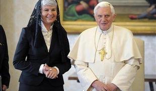 Kosorjeva bo pisala papežu zaradi spora glede cerkvenega premoženja