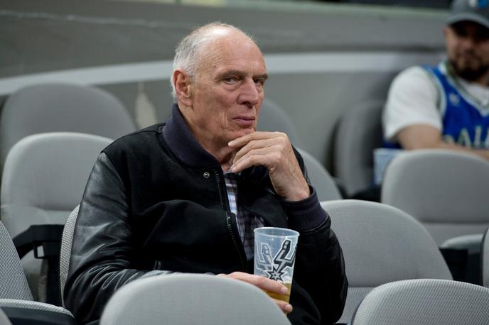 Holger Geschwindner | Holger Geschwindner, dolgoletni mentor Dirka Nowitzkega, je v Stožicah spremljal tudi trening Los Angeles Lakersov. Marc Stein je pojasnil, da Nemec tesno sodeluje z Luko Dončićem pri njegovih mladinskih košarkarskih projektih. | Foto Guliverimage