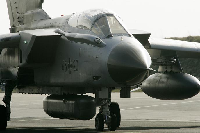 Tornado | Nemško bojno letalstvo bo v primeru morebitnega ruskega napada na članico Nata po napovedih generalporočnika Holgerja Neumanna izvedlo napade na vojaške cilje v Rusiji, med drugim na območju Kaliningrada, polotoka Kola in Črnega morja. Na fotografiji: nemško bojno letalo tornado. | Foto Guliverimage