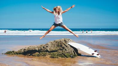 Ljubezen do jezdenja valov ji je prinesla službo, ki se je ne bi branil nihče