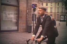 Na retrodirkalnem kolesu na lovu za fatalko (video)