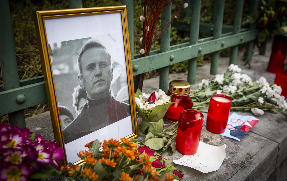 Aleksej Navalni, cvetje in sveče pred veleposlaništvom Nemčije. | 47-letni Aleksej Navalni je umrl 16. februarja med prestajanjem 19-letne kazni v zaporu na skrajnem severu Rusije.  | Foto Bojan Puhek