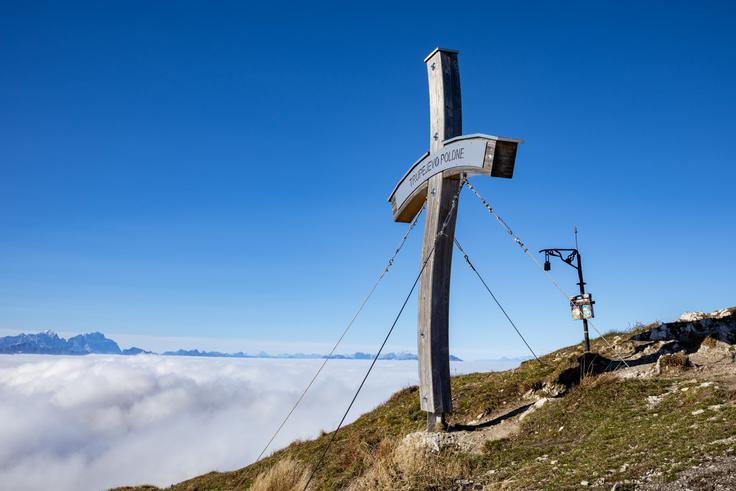Na vrhu Trupejevega poldneva je zanimivo oblikovan križ. Gre za mejno goro. | Foto: Matej Podgoršek